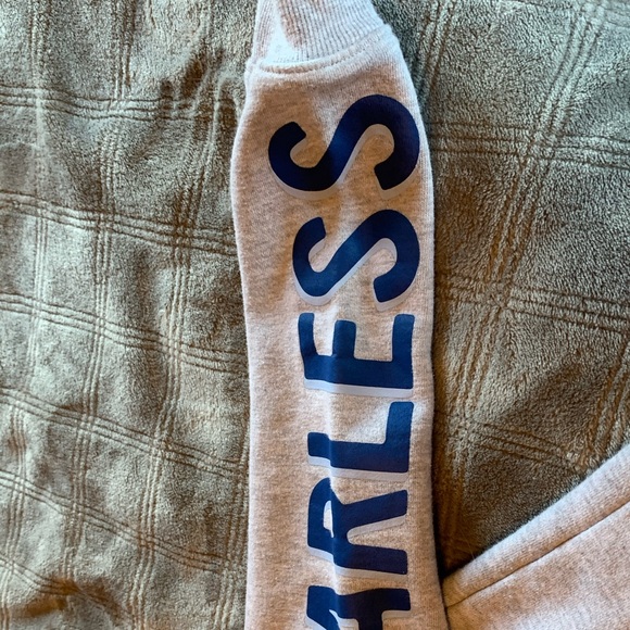 Frozen Elsa sweatshirt. Size 7-8 - Picture 3 of 3